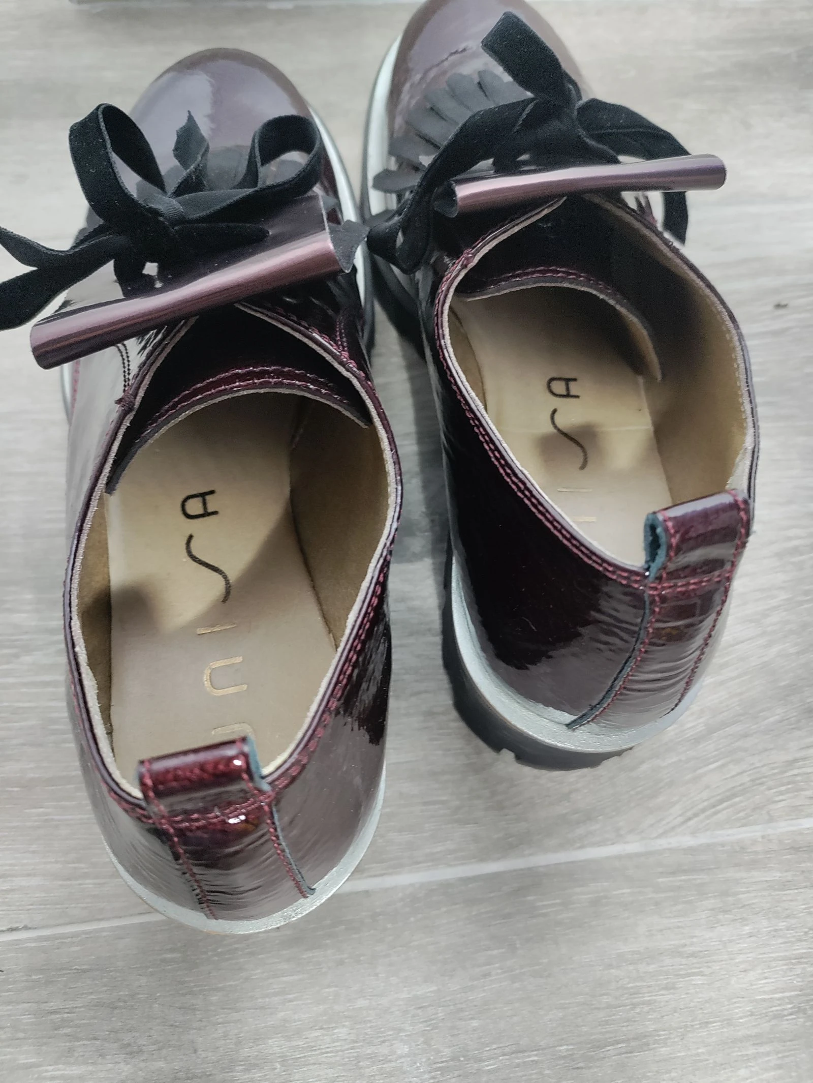 Zapatos Unisa burdeos charol con flecos y suela track – Talla 39 – photo 7